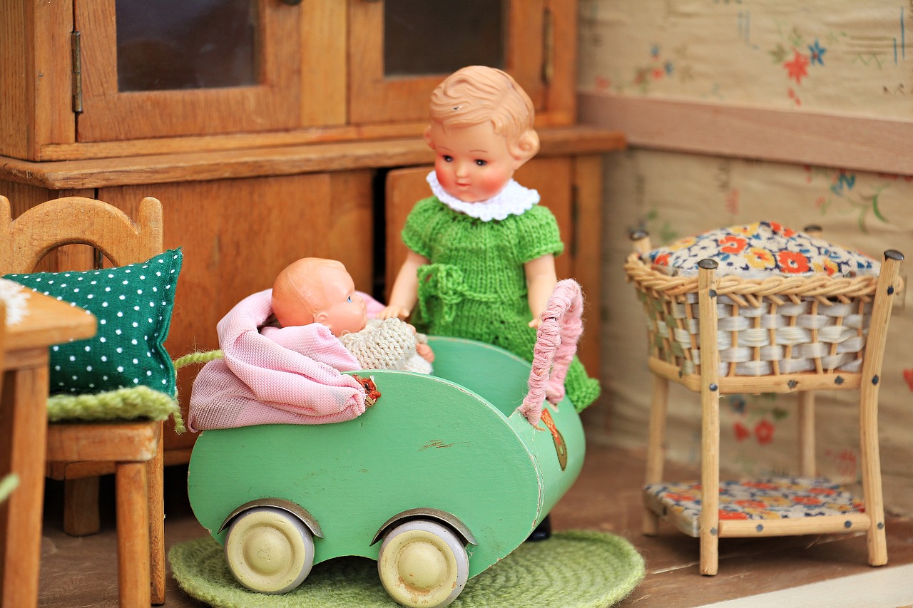 Zabawkowe sympatie i antypatie – lalki szmaciane dla dzieci. Kołyska drewniana dla lalek