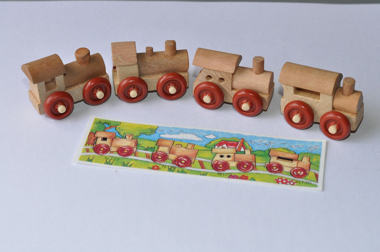 Dziecięca ciuchcia z wagonikami – kolejki drewniane dla dzieci.